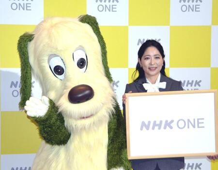 　１０月から始まるＮＨＫのインターネットサービス「ＮＨＫ　ＯＮＥ」の名称とロゴを発表する黒崎めぐみ理事（右）とワンワン