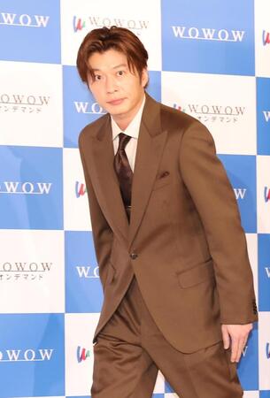 　完成報告会に登場した田中圭（撮影・佐々木彰尚）