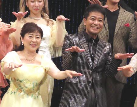 　ワタナベ２５周年記念コンサートでスーダラ節を演じる松本明子（前列左）、中山秀征