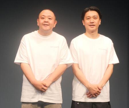 　本番前に取材に応じたサルゴリラの赤羽健壱（左）と児玉智洋