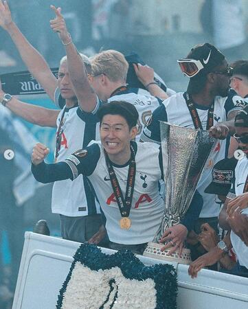 優勝パレードでファンの声援に応える孫興民　トットナムの公式インスタグラム（＠ｓｐｕｒｓｏｆｆｉｃｉａｌ）より