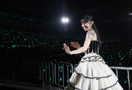 　ファンに手を振る上國料萌衣（撮影・石井剣太郎）