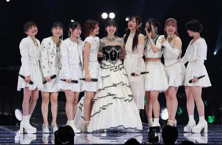 　会場を盛り上げる上國料萌衣（中央）らアンジュルム（撮影・石井剣太郎）