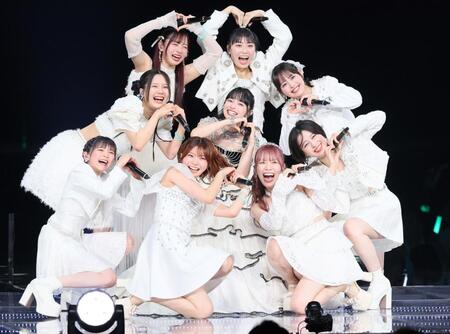 　ポーズを決める上國料萌衣（中央）らアンジュルム（撮影・石井剣太郎）