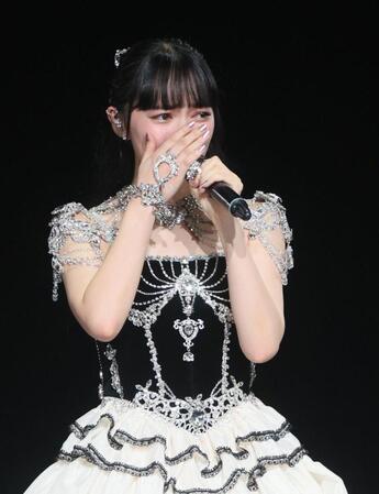 　アンコールで涙する上國料萌衣（撮影・石井剣太郎）