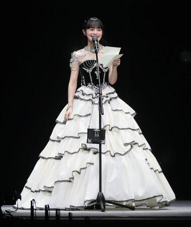 　ファンにあいさつする上國料萌衣（撮影・石井剣太郎）