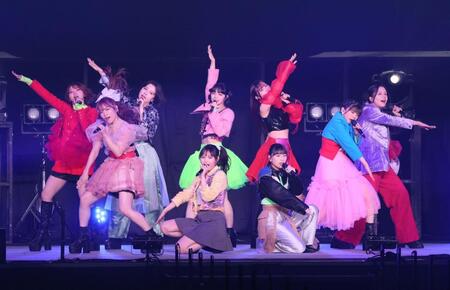 　会場を盛り上げる上國料萌衣（中央）らアンジュルム（撮影・石井剣太郎）