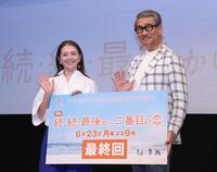 　笑顔で手を振る小泉今日子（左）と中井貴一（撮影・西岡正）