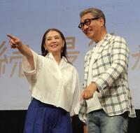 　仲良く話す小泉今日子（左）と中井貴一（撮影・西岡正）