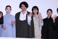 　笑顔で手を振る（左から）高石あかり、オダギリジョー、松たか子、満島ひかり（撮影・金田祐二）