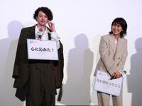 　トークで笑顔を見せる（左から）オダギリジョーと松たか子（撮影・金田祐二）