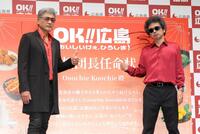 　応援団長としてポーズを決める吉川晃司（左）と奥田民生