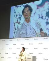 　「Ｓｔｒａｉｎｅブランド発表会」に登場し、過去のコンサート時の写真を披露した山下智久