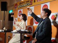 　グラスを突き上げる（左から）山口もえ、ジャンボたかお