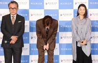 　あいさつをする田中圭（中央）＝撮影・佐々木彰尚