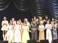 　ワタナベ２５周年記念コンサートに出席の（後列左から）ｍｉｙｏｕ、ミカ、アサヒ、マユ、新納慎也、新木宏典、東啓介、斎藤瑠希（前列左から）結海、かれん、松本明子、中山秀征、中尾ミエ、望海風斗、柏木由紀
