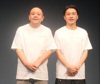 　本番前に取材に応じたサルゴリラの赤羽健壱（左）と児玉智洋