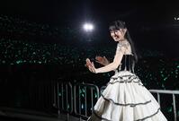 　ファンに手を振る上國料萌衣（撮影・石井剣太郎）