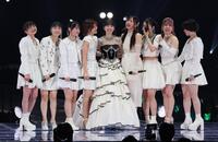 　会場を盛り上げる上國料萌衣（中央）らアンジュルム（撮影・石井剣太郎）