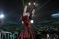 　会場を盛り上げる上國料萌衣（撮影・石井剣太郎）