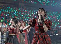 　会場を盛り上げる上國料萌衣（右）＝撮影・石井剣太郎