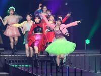 　会場を盛り上げる上國料萌衣（先頭）＝撮影・石井剣太郎