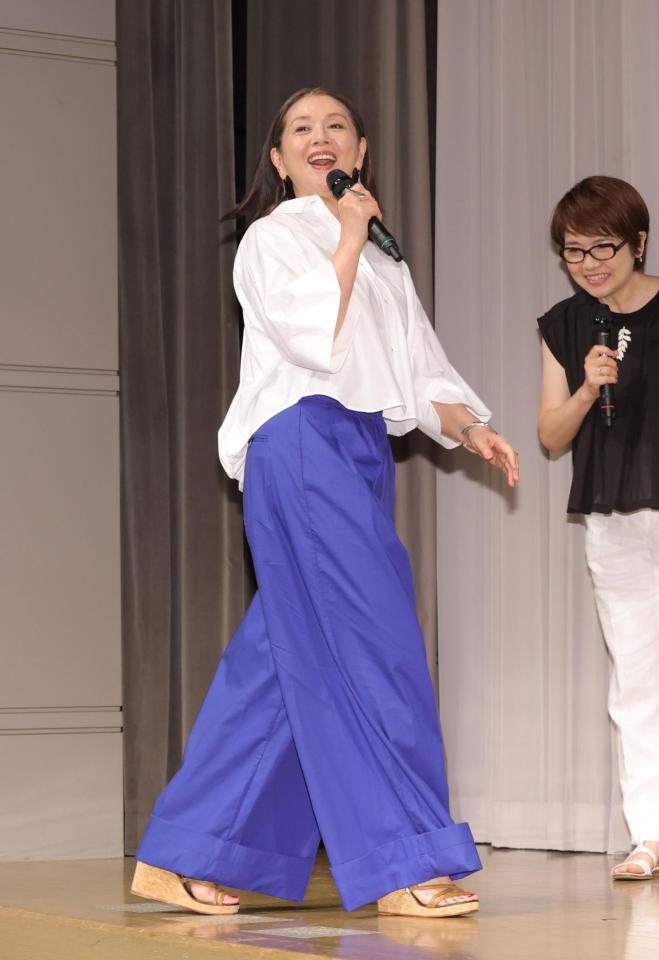 　サプライズで登場する小泉今日子（撮影・西岡正）