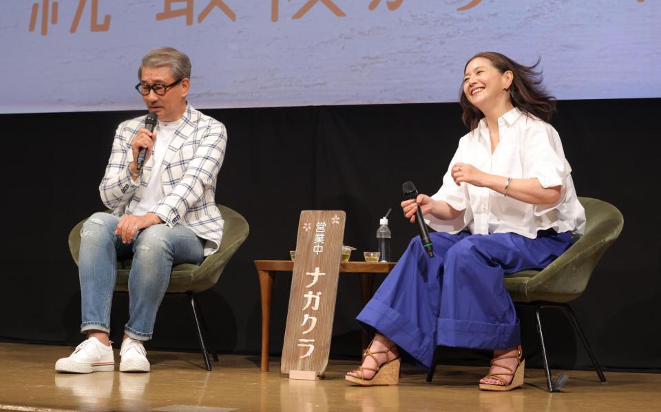 　トークする中井貴一（左）と小泉今日子（撮影・西岡正）