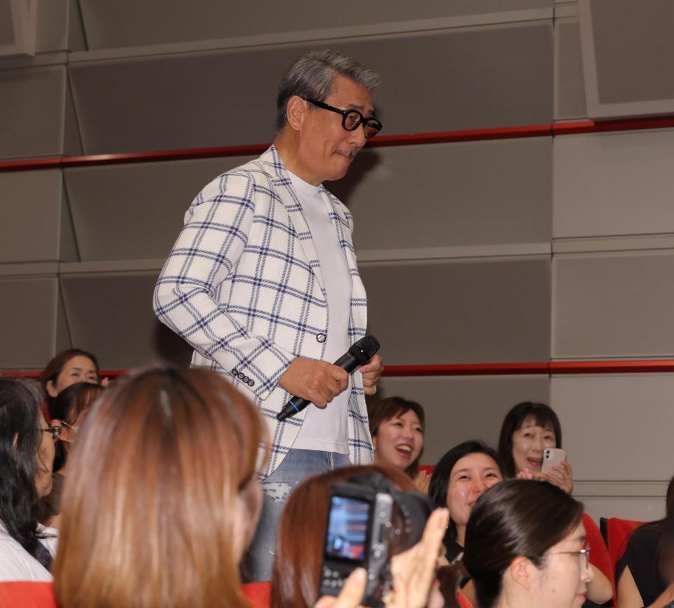 　サプライズで登場する中井貴一（撮影・西岡正）