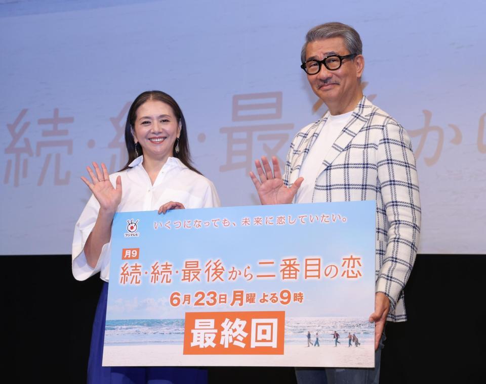 　笑顔で手を振る小泉今日子（左）と中井貴一（撮影・西岡正）