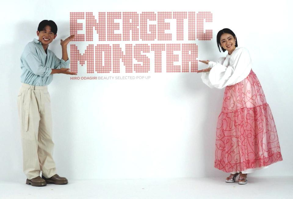 　撮影に応じる（左から）小田切ヒロ氏、安達祐実