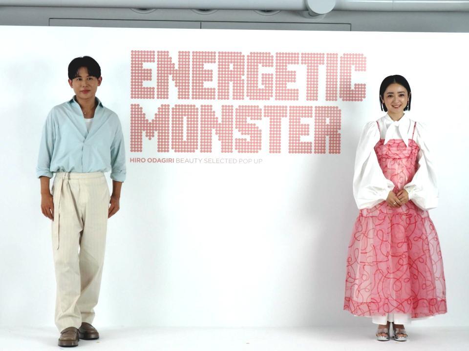 　撮影に応じる（左から）小田切ヒロ氏、安達祐実