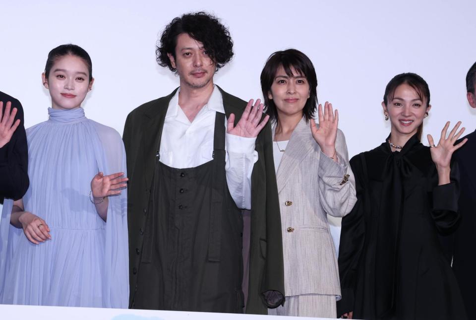 　笑顔で手を振る（左から）高石あかり、オダギリジョー、松たか子、満島ひかり（撮影・金田祐二）