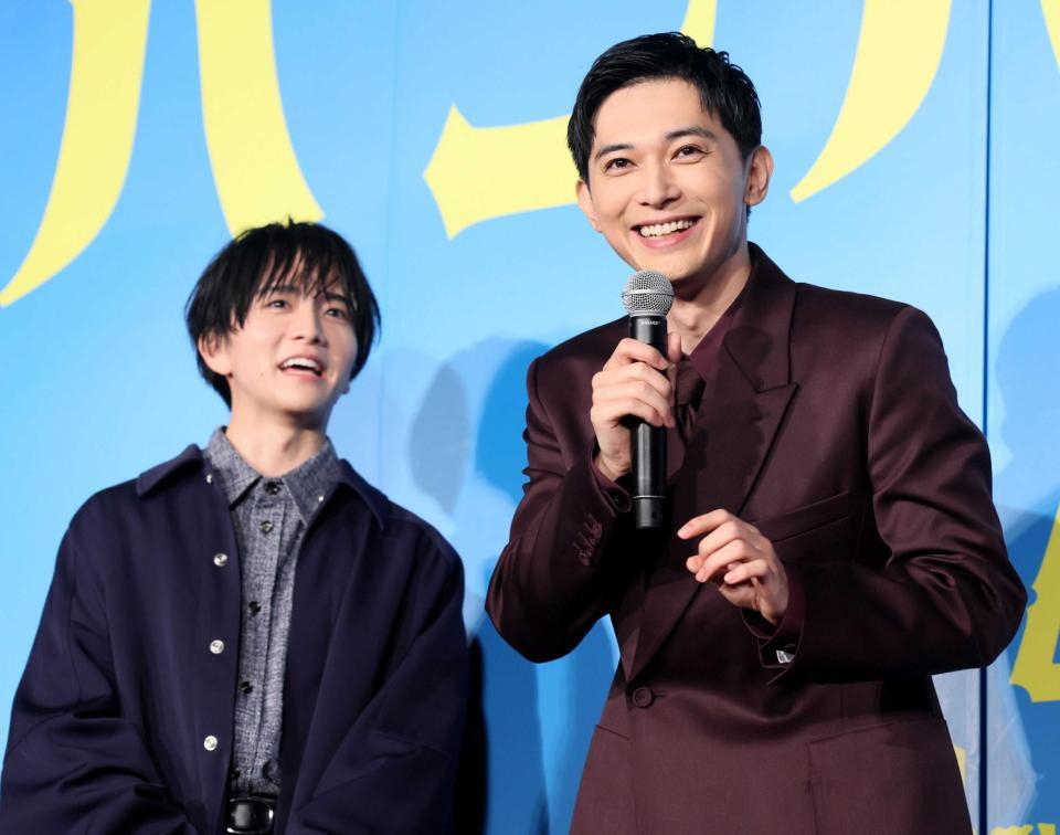 　笑顔でトークする吉沢亮（右）と板垣李光人（撮影・石井剣太郎）