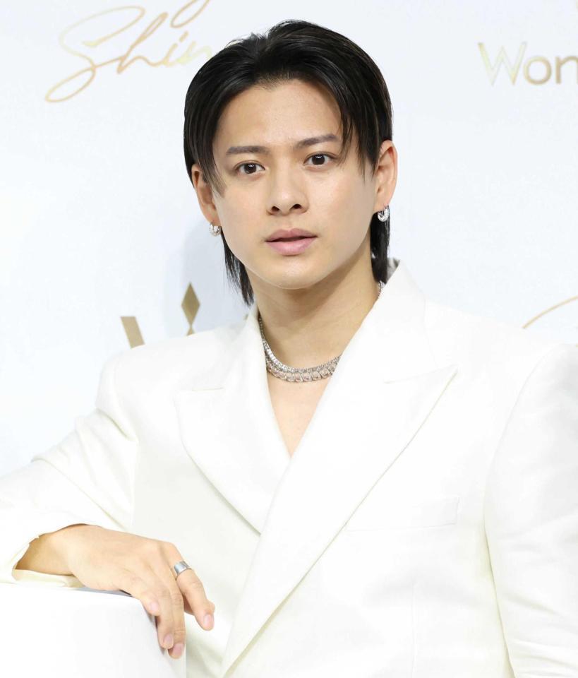 　クールにポーズを決めるＮｕｍｂｅｒ＿ｉ・平野紫耀（撮影・石井剣太郎）