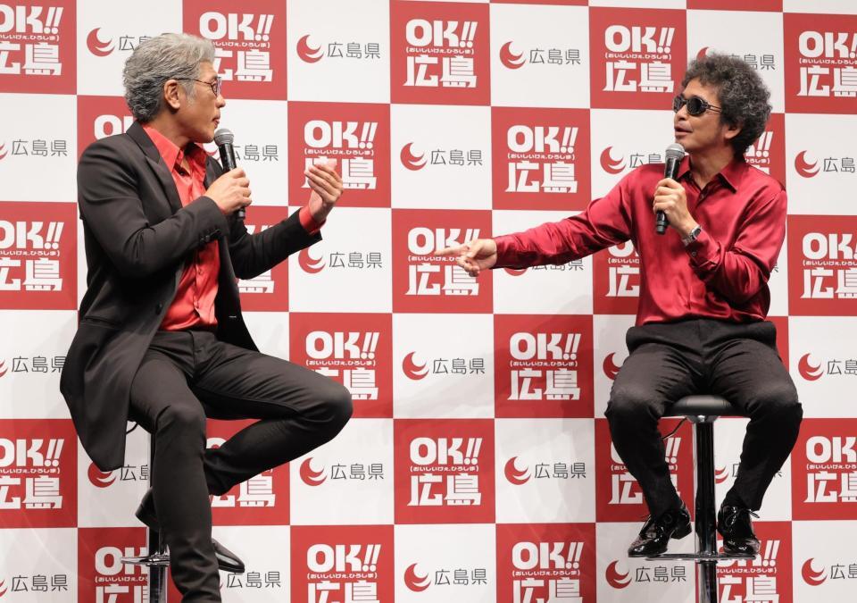 　ツッコミ合いで盛り上がる吉川晃司（左）と奥田民生（撮影・西岡正）