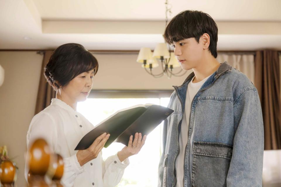 　Ｗ主演する（左から）市毛良枝、豆原一成　©２０２５「富士山と、コーヒーと、しあわせの数式」