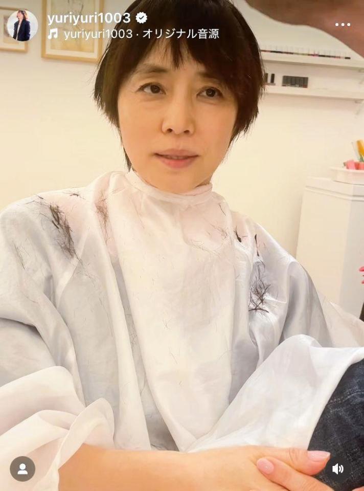 　カット中の石田ゆり子。インスタグラム＠ｙｕｒｉｙｕｒｉ１００３より