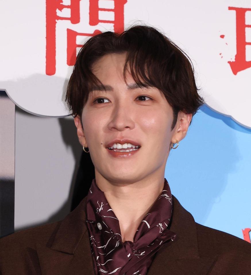 　舞台あいさつに登場した渡辺翔太（撮影・佐々木彰尚）