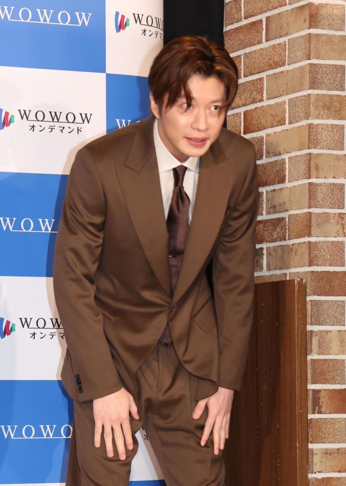 　一礼し引きあげる田中圭（撮影・佐々木彰尚）