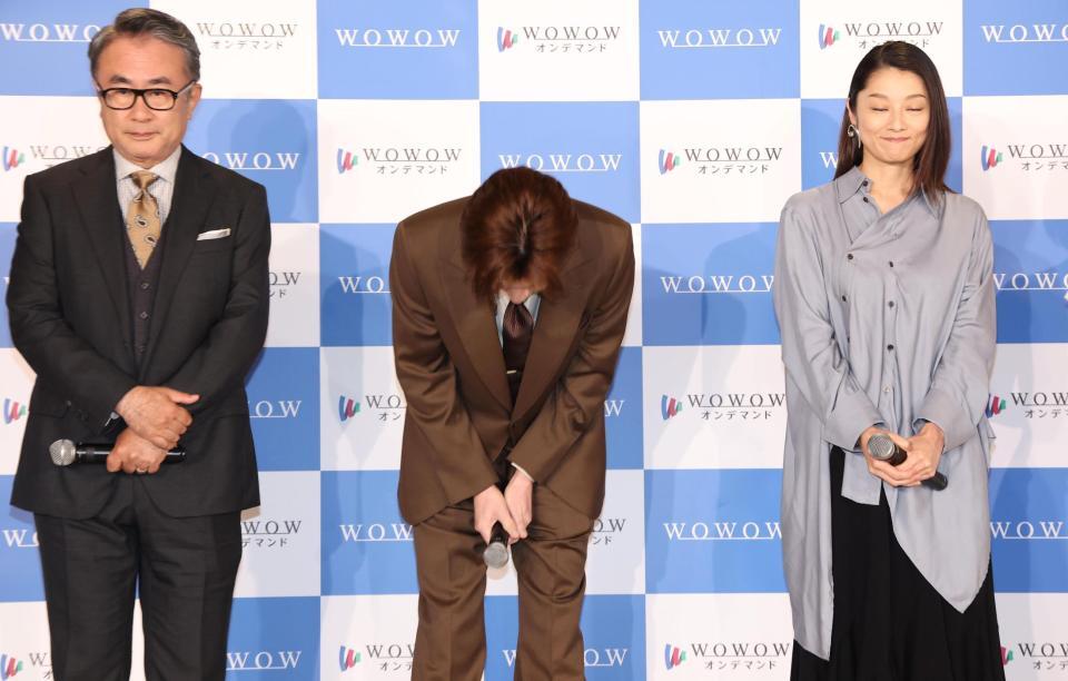 　あいさつをする田中圭（中央）＝撮影・佐々木彰尚