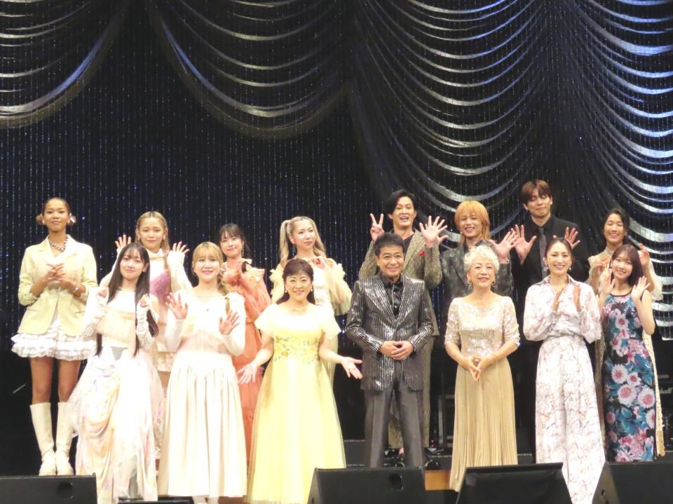 　ワタナベ２５周年記念コンサートに出席の（後列左から）ｍｉｙｏｕ、ミカ、アサヒ、マユ、新納慎也、新木宏典、東啓介、斎藤瑠希（前列左から）結海、かれん、松本明子、中山秀征、中尾ミエ、望海風斗、柏木由紀