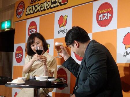 　乾杯する（左から）山口もえ、ジャンボたかお