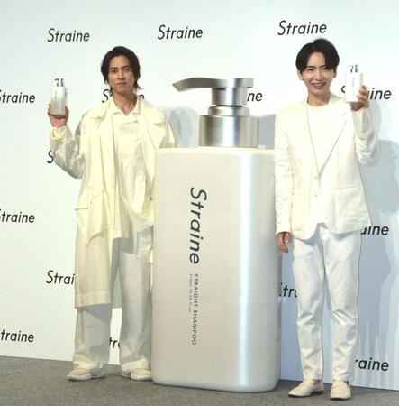　「Ｓｔｒａｉｎｅブランド発表会」に登場した山下智久（左）と、Ａｉロボティクス株式会社の龍川誠・代表取締役社長