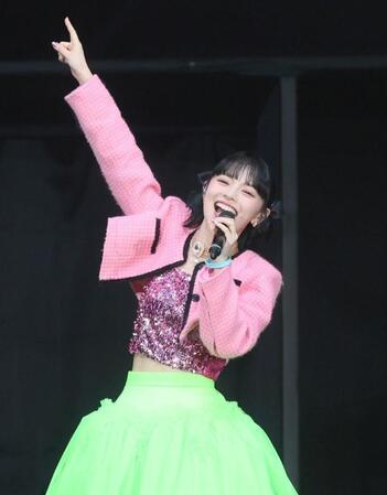 　会場を盛り上げる上國料萌衣（撮影・石井剣太郎）