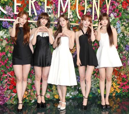 　グリーンカーペットイベントに登場したＬＥ　ＳＳＥＲＡＦＩＭの（左から）ＨＵＨＹＵＮＪＩＮ、ＫＩＭＣＨＡＥＷＯＮ、ＫＡＺＵＨＡ、ＳＡＫＵＲＡ、ＨＯＮＧＥＵＮＣＨＡＥ（撮影・棚橋慶太）