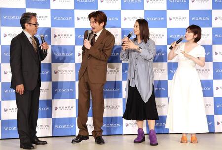 　完成報告会に登場した（左から）三谷幸喜氏、田中圭、小池栄子、宮澤エマ（撮影・佐々木彰尚）