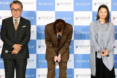 　あいさつをする田中圭（中央）＝撮影・佐々木彰尚