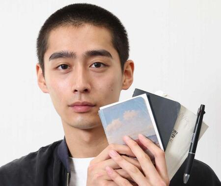 　必要なことはノートに書いている濱尾ノリタカ（撮影・佐々木彰尚）