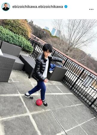 自宅のテラスで。２月１日付の市川団寿老のインスタグラム＠ｅｂｉｚｏｉｃｈｉｋａｗａ．ｅｂｉｚｏｉｃｈｉｋａｗａより 